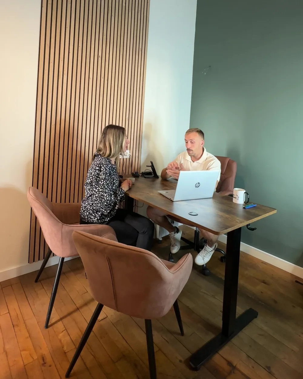 Premier bilan au studio Top Strength à Lyon 6 : le coach présente le programme à une cliente dans le bureau