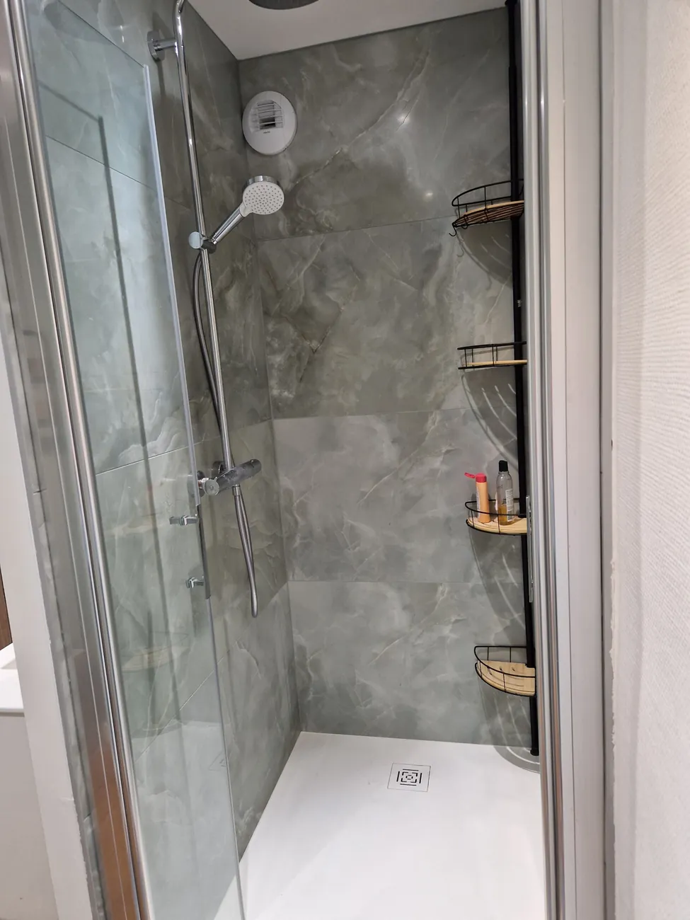 Douche à l'italienne du studio Top Strength à Lyon 6, carrelage effet marbre