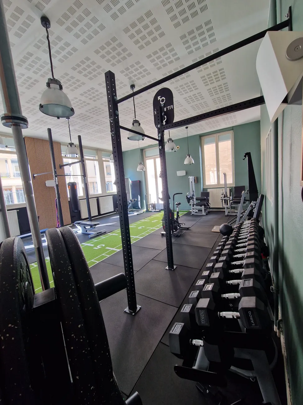 Rack de squat et rangée d'haltères de 5 à 35 kg au studio Top Strength à Lyon 6